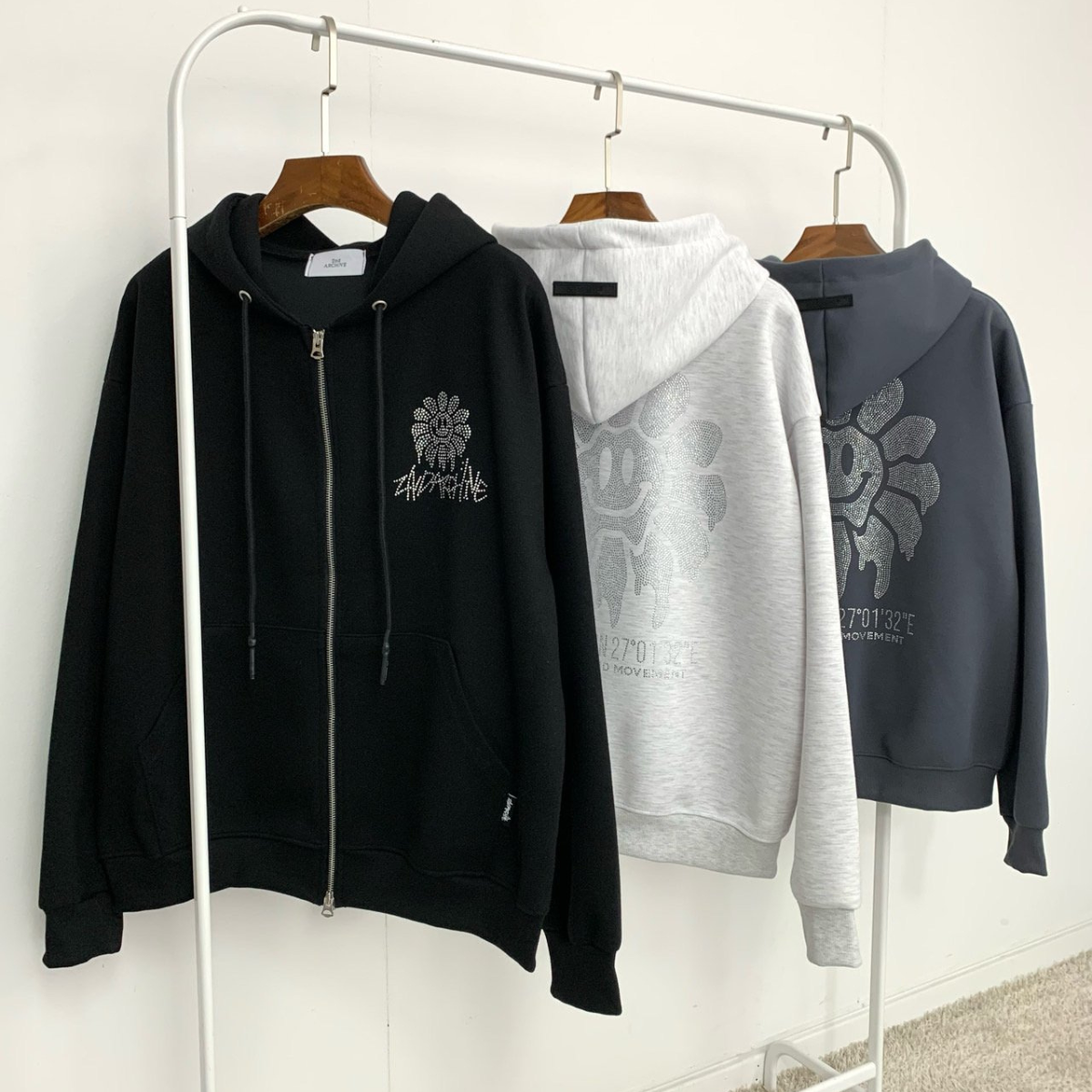 ブラックカラーをカジュアルに着こなしたストリート風コーデ