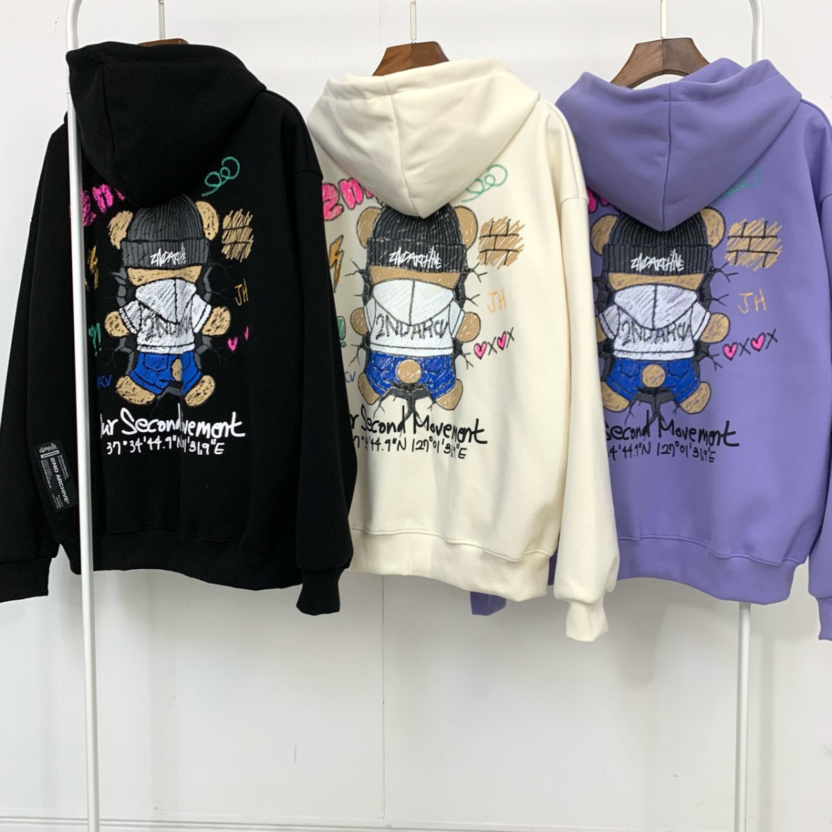 ストリート風スタイルで着こなしたツイステッドベアパーカーの全身コーデ