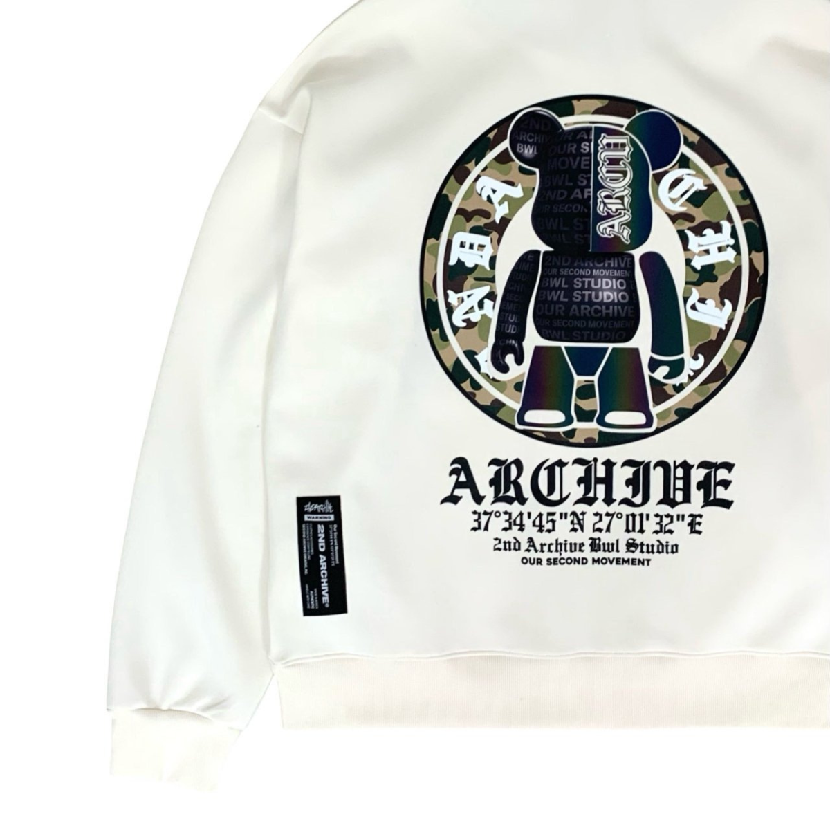 横向きで撮影されたライトグレーパーカーの自然な着用シーン