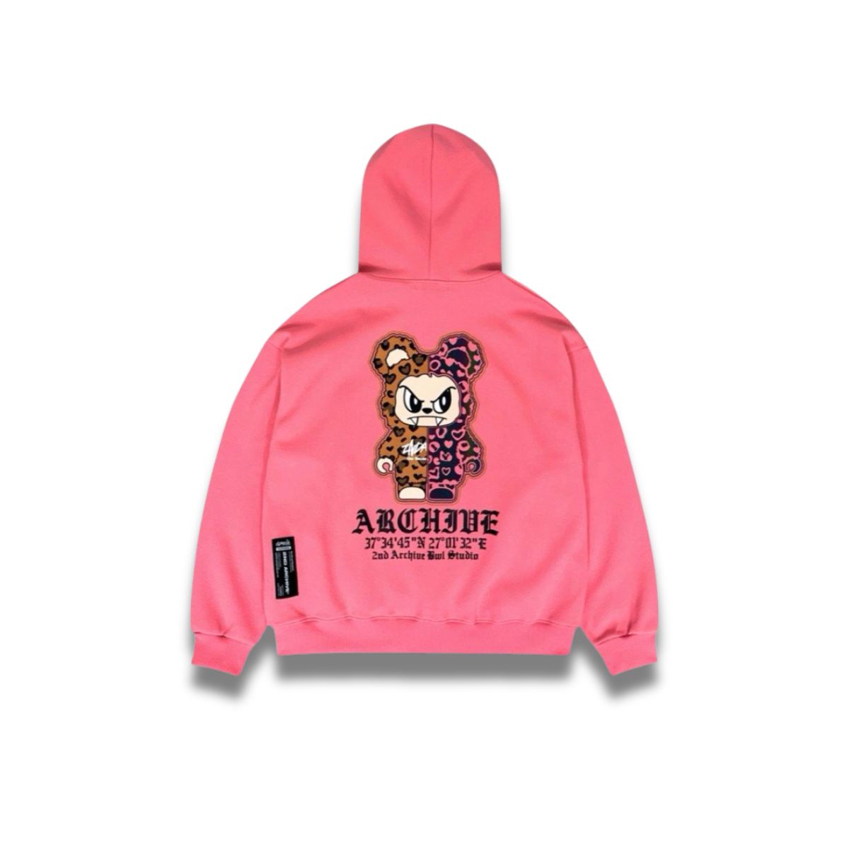 フードと胸元プリントのバランスがわかるクリームパーカーの前面写真