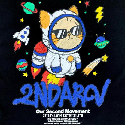 ライトグレーのパーカーを横から撮影した自然な着用シーン