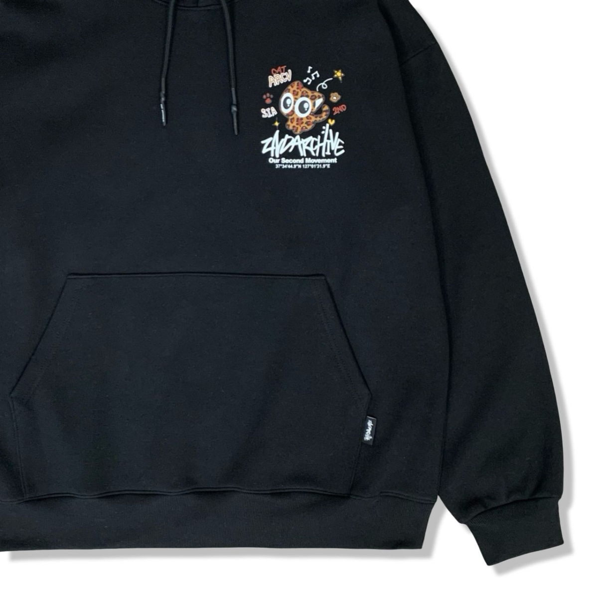 ライトグレーパーカーのフード部分と猫デザインのバランスがわかる画像