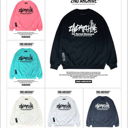 モデルが歩く自然な姿勢で見えるスウェットの全身写真