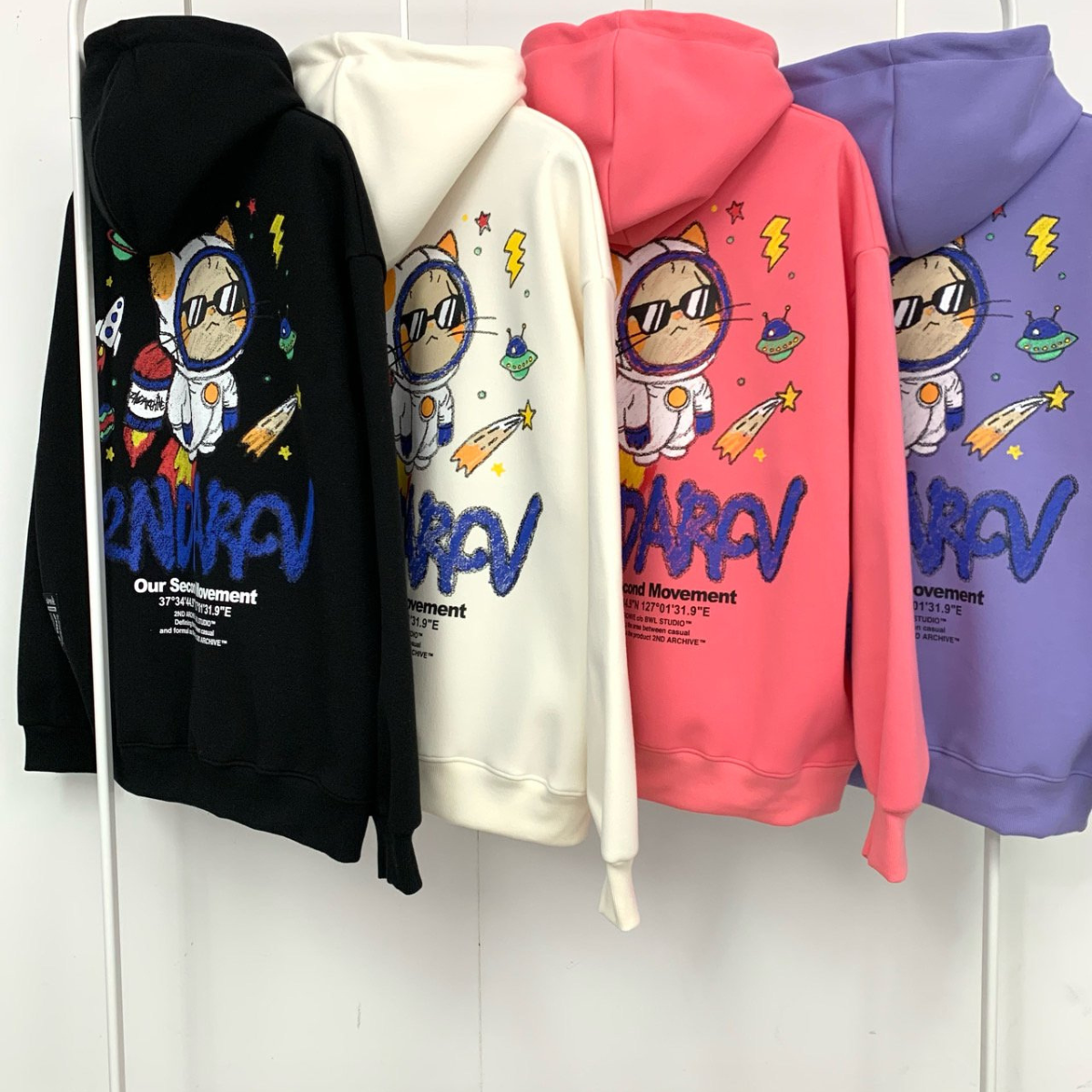 手描き風のロケットキャットデザインがアクセントになった前面スタイル