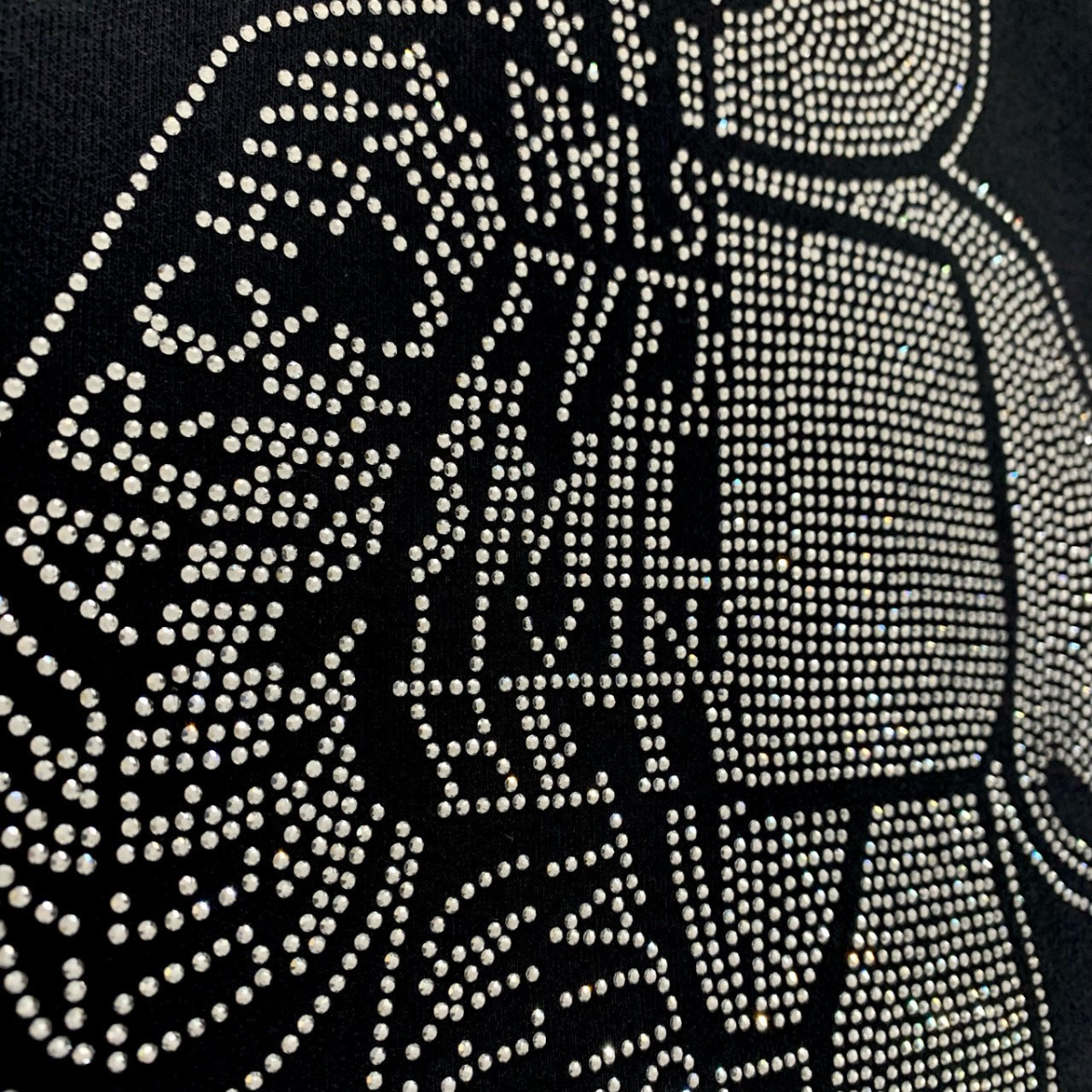 胸元のハーフベアグラフィックが引き立つフロントカット