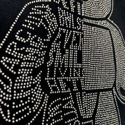 胸元のハーフベアグラフィックが引き立つフロントカット