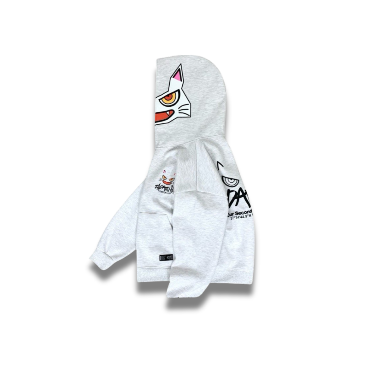 ライトグレーパーカーのフード部分のデザインが分かる写真