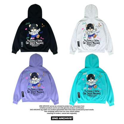 ブラウンカラーのパーカーを斜めから撮影した着用イメージ