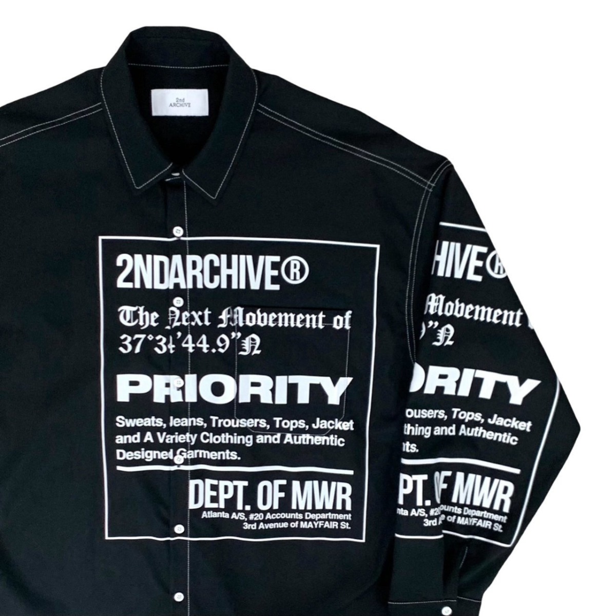 モデルが横向きで着ているシャツの着用シーン