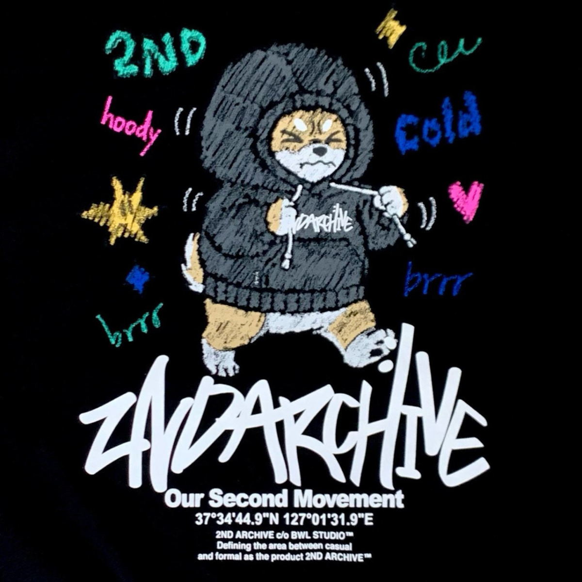 ブラウンパーカーの素材感とプリントの質感が伝わるアップ画像