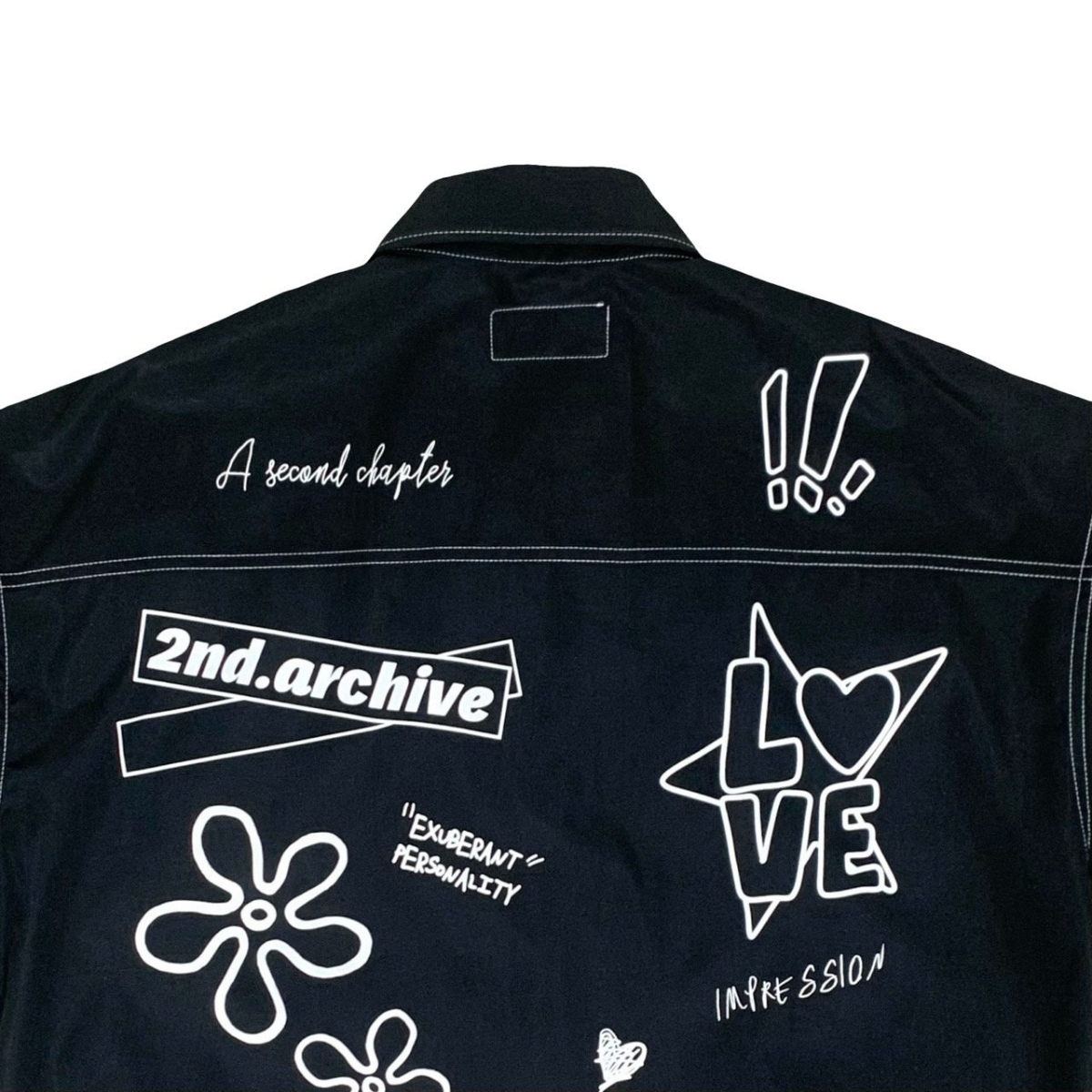 ホワイトシャツのフロントプリントが見える上半身カット