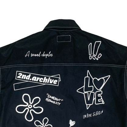 ホワイトシャツのフロントプリントが見える上半身カット