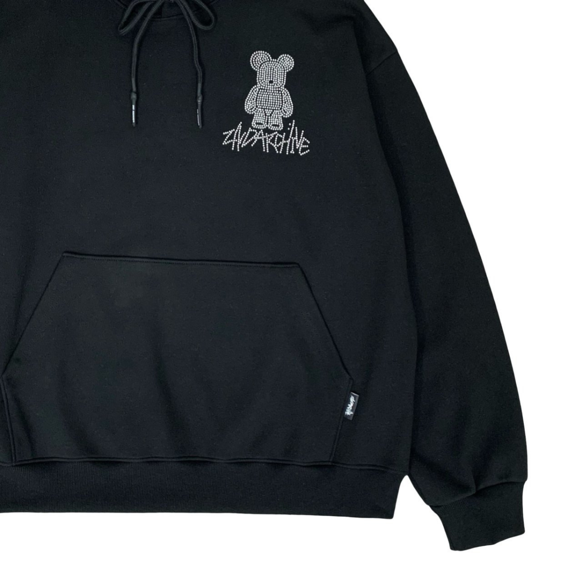 ブラウン生地に施されたスタッズデザインの拡大ディテール