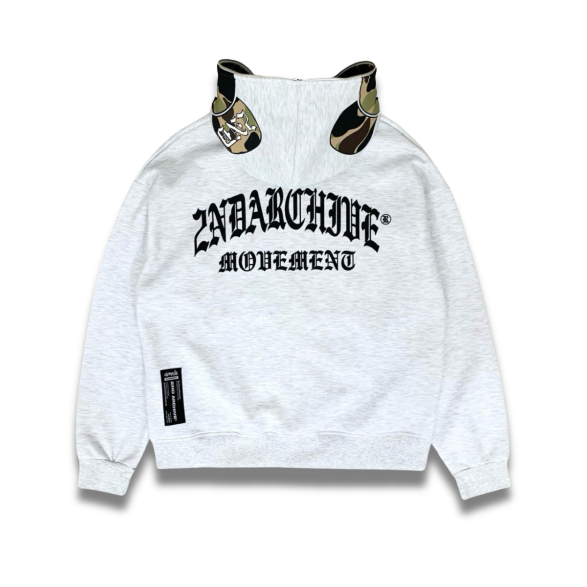 ストリートコーデに合わせやすいブラウンカカモベアパーカーの全身写真