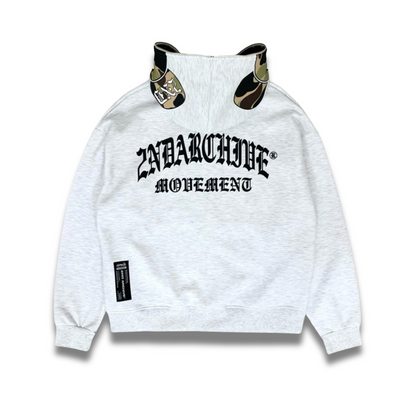 ストリートコーデに合わせやすいブラウンカカモベアパーカーの全身写真