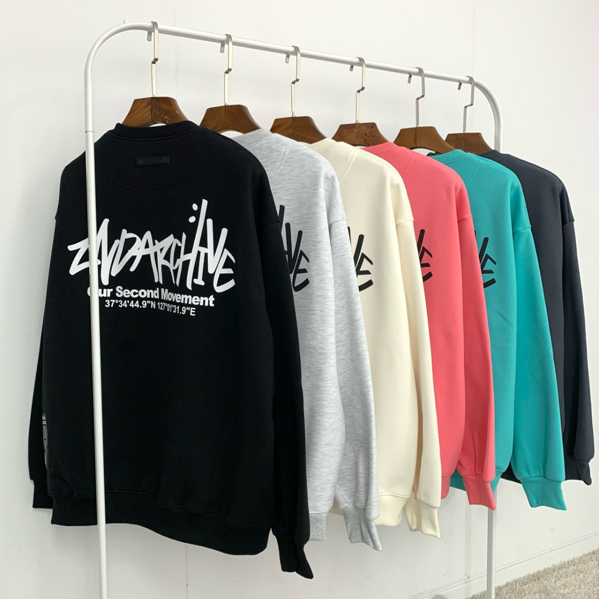 ブラウンカラーのロゴプリント部分の拡大ディテール