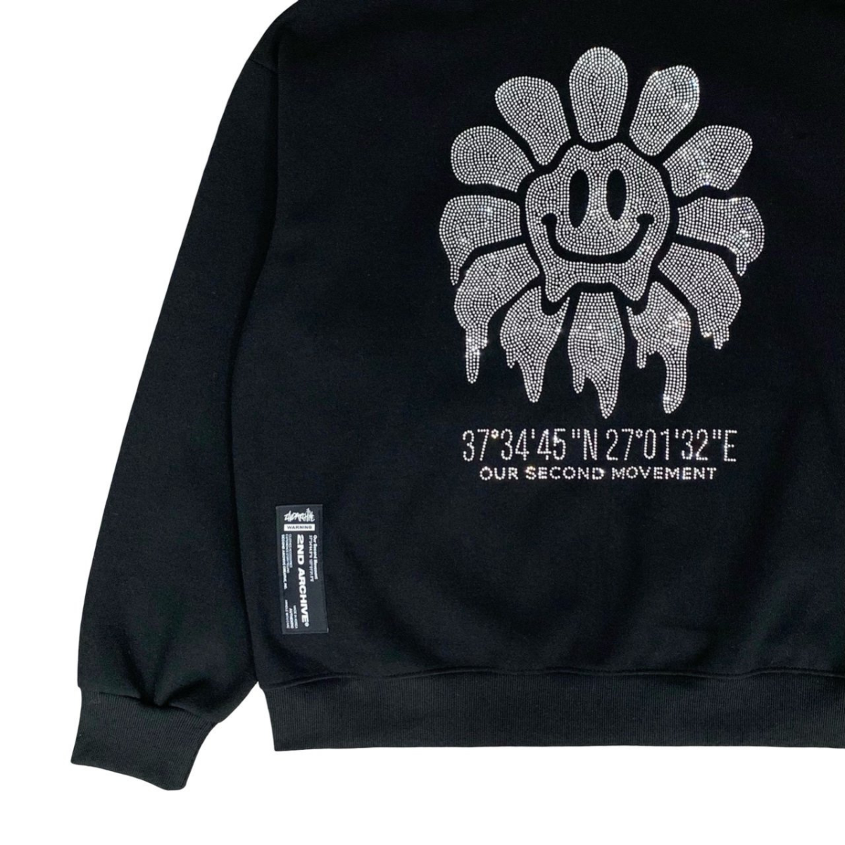 前面から見たシンプルなジップアップデザインと袖デザインの写真