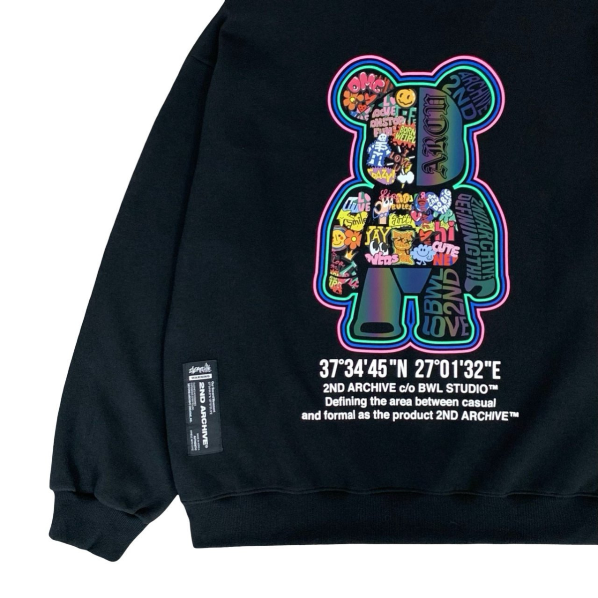 モデルがリラックスした姿勢で着用している全身写真