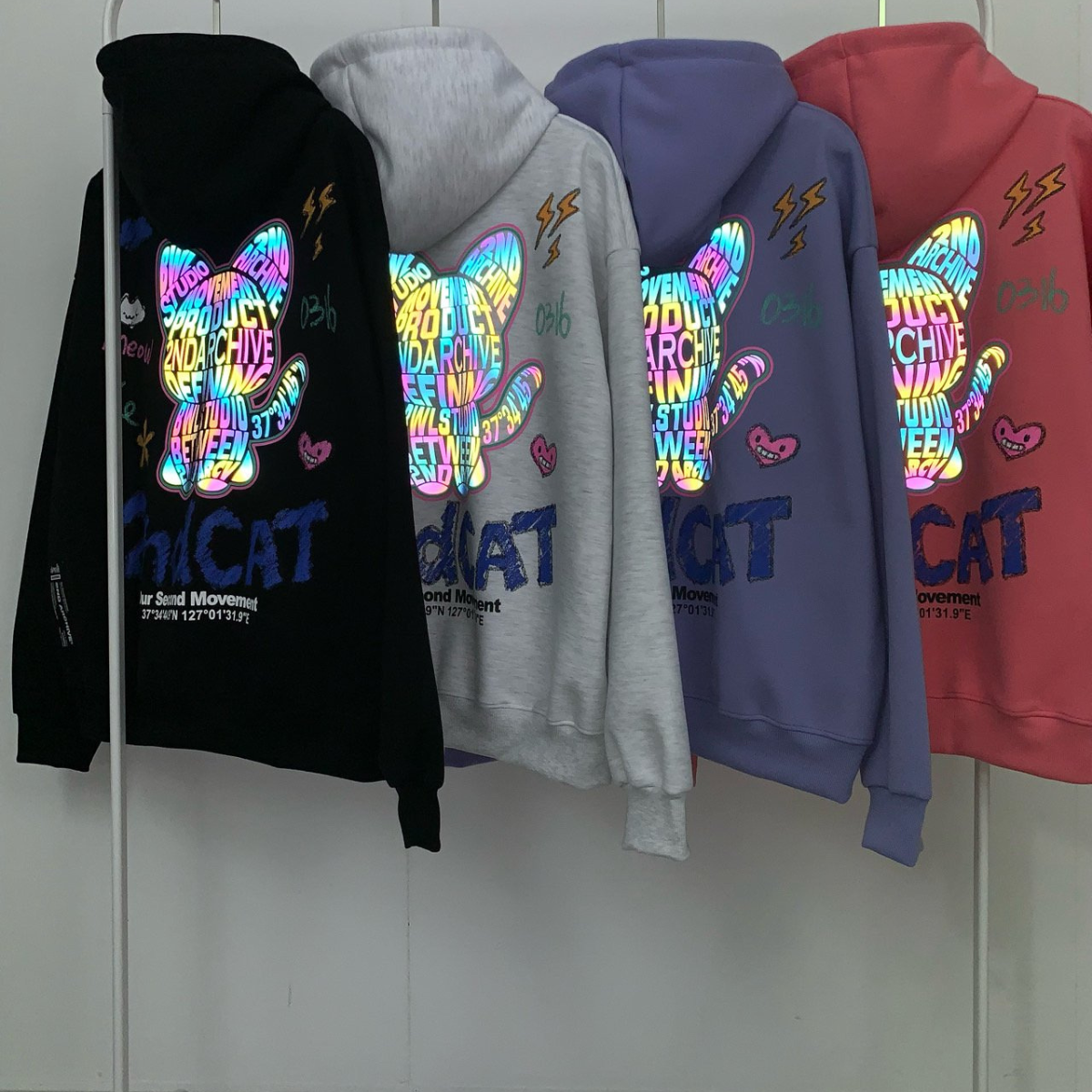 フード部分と反射プリントの位置関係が分かる前面スタイル写真