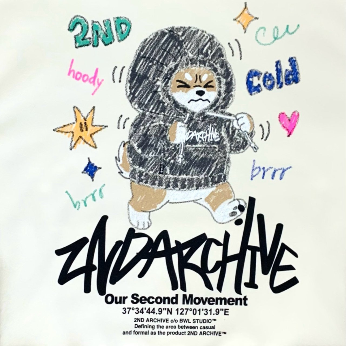 コーギーのワンポイントデザインが映えるカジュアルスタイルの全身写真