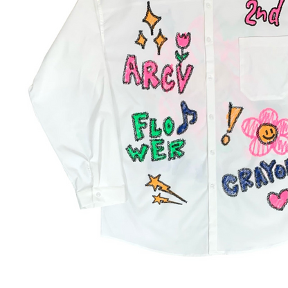 クレヨンカラーの花柄がアクセントになるスタイリング例