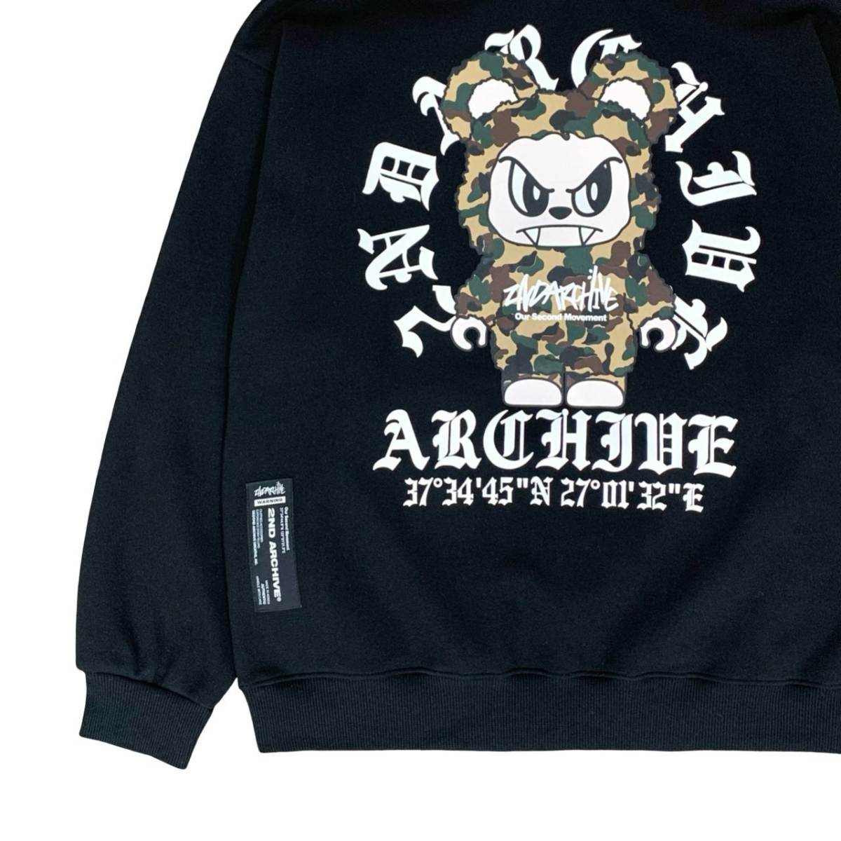 ライトグレーのパーカーを横から撮影した自然な着用シーン