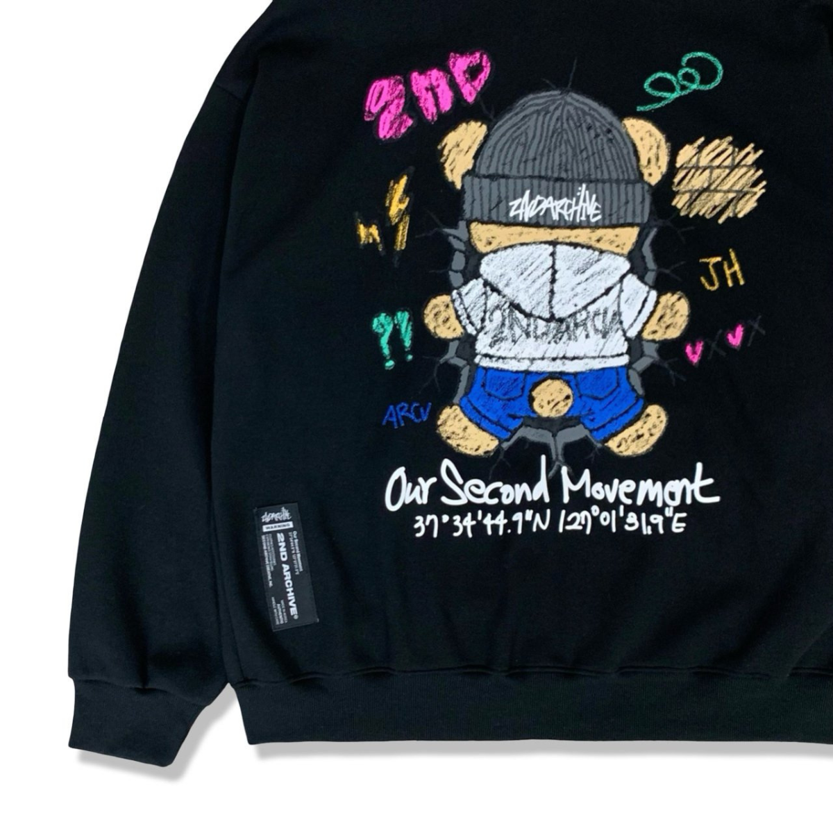 胸元に小さく入ったベアデザインの拡大ショット