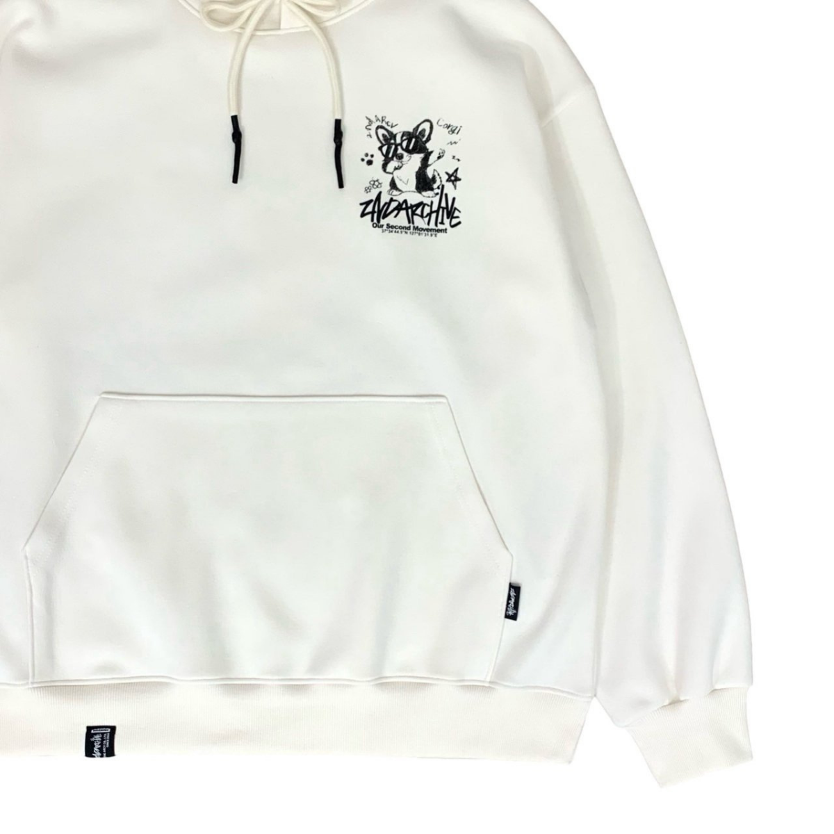 クリーム色パーカーの袖とリブ部分の素材感を写したアップ画像