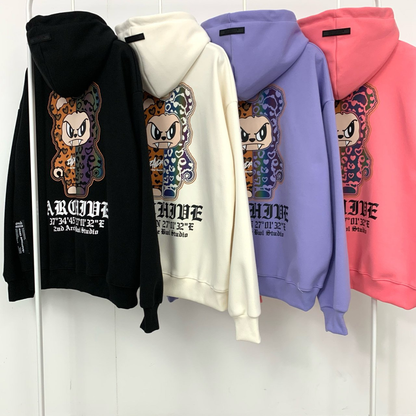 ライトグレーのパーカーをカジュアルに着こなした全身コーデ