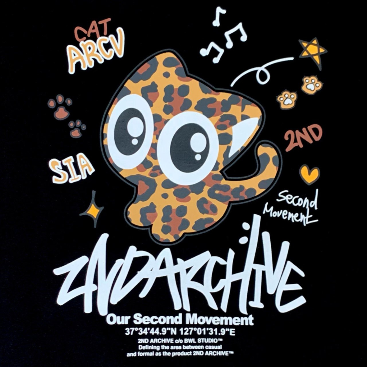 ブラックのヒョウ猫パーカーをカジュアルに着こなしたモデル写真