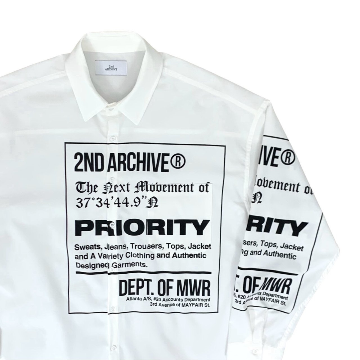 ブラックシャツの背面シルエットがわかる後ろ姿カット