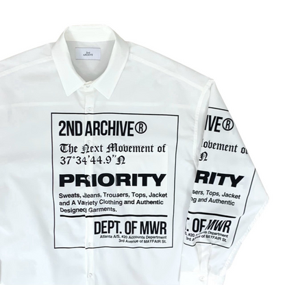 ブラックシャツの背面シルエットがわかる後ろ姿カット