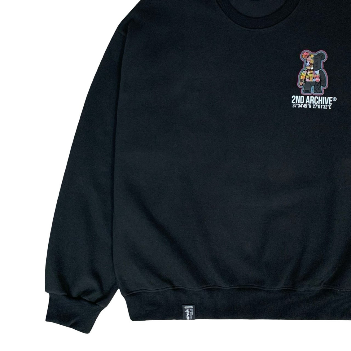 ブラウンのスウェットを斜めから撮影した着用イメージ