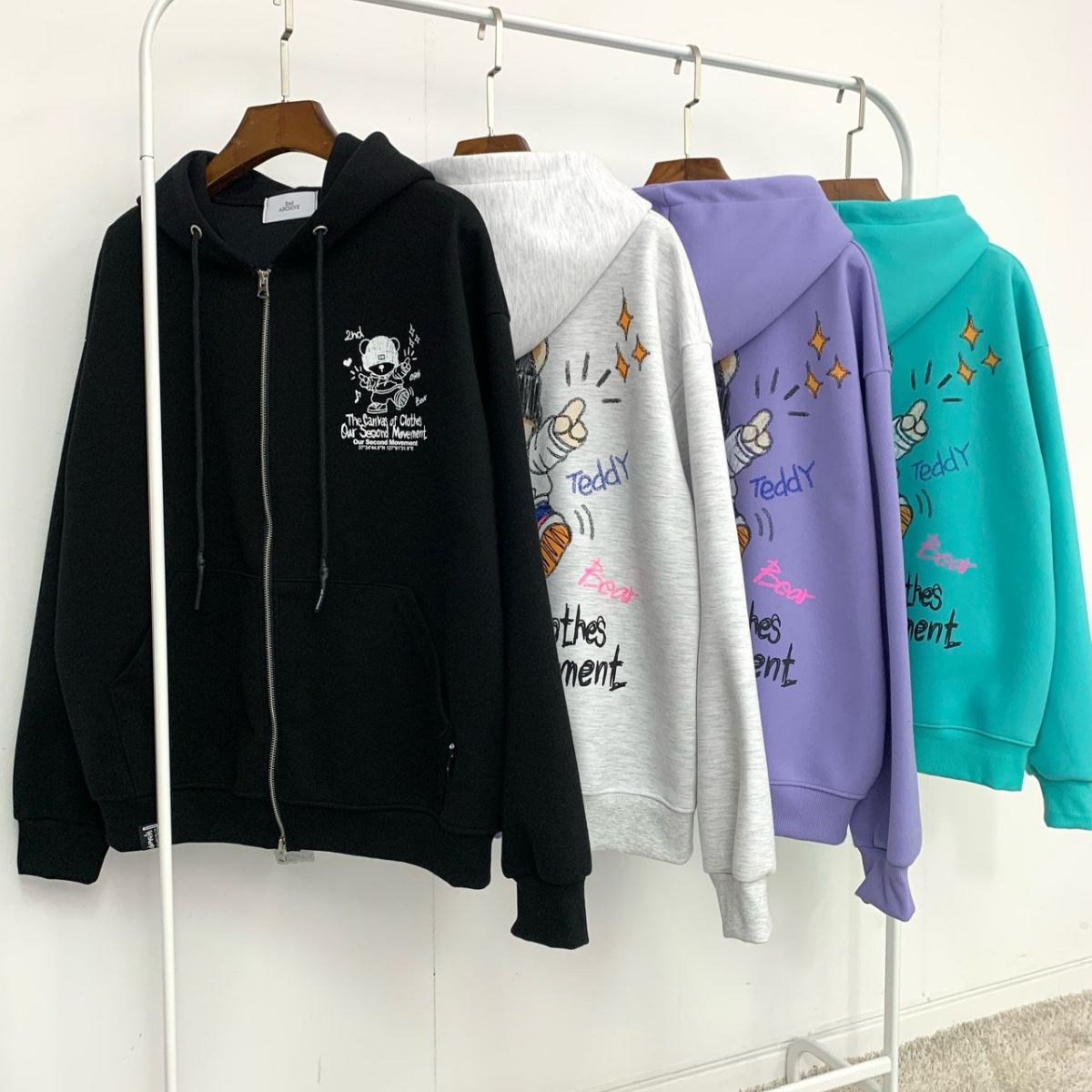 シンプルな前面デザインにベアプリントが映えるシーンカット