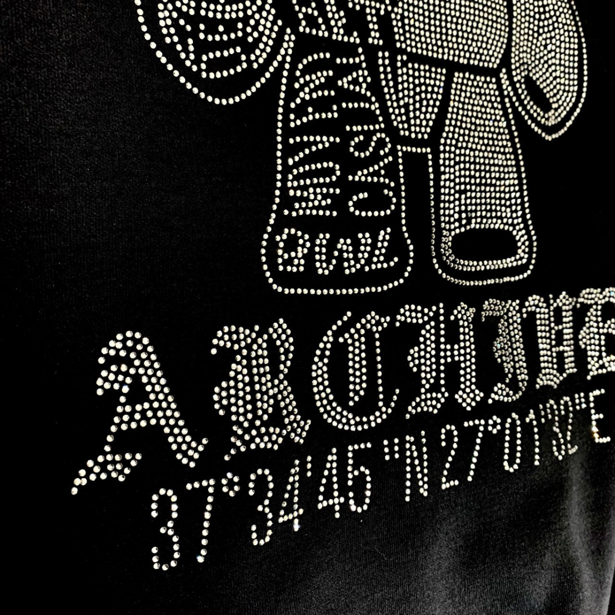 ユニセックスで着られるオーバーサイズパーカーの着用シーン