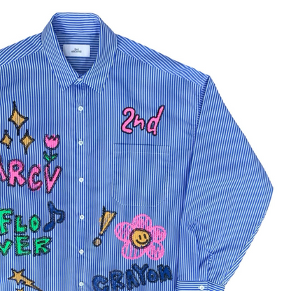 モデルが横向きで着用したクレヨンフラワーシャツのシルエット写真