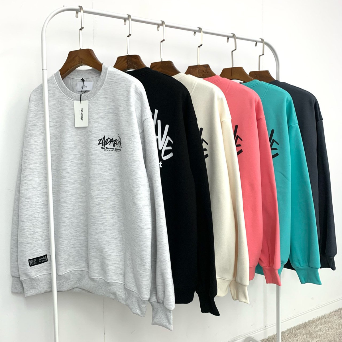 秋冬コーデに使いやすいロゴスウェットのスタイリング例