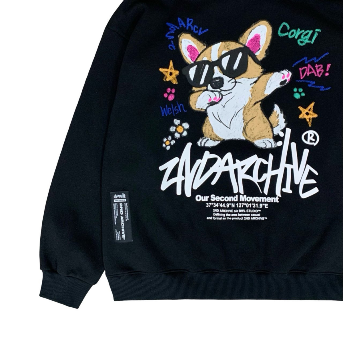 ライトグレーパーカーを横から撮影した着用シーン