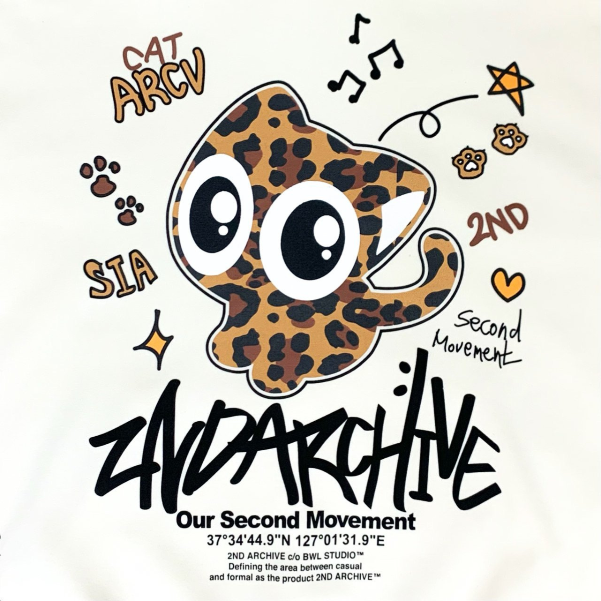 クリーム色パーカーのフードと胸元プリントのディテールアップ