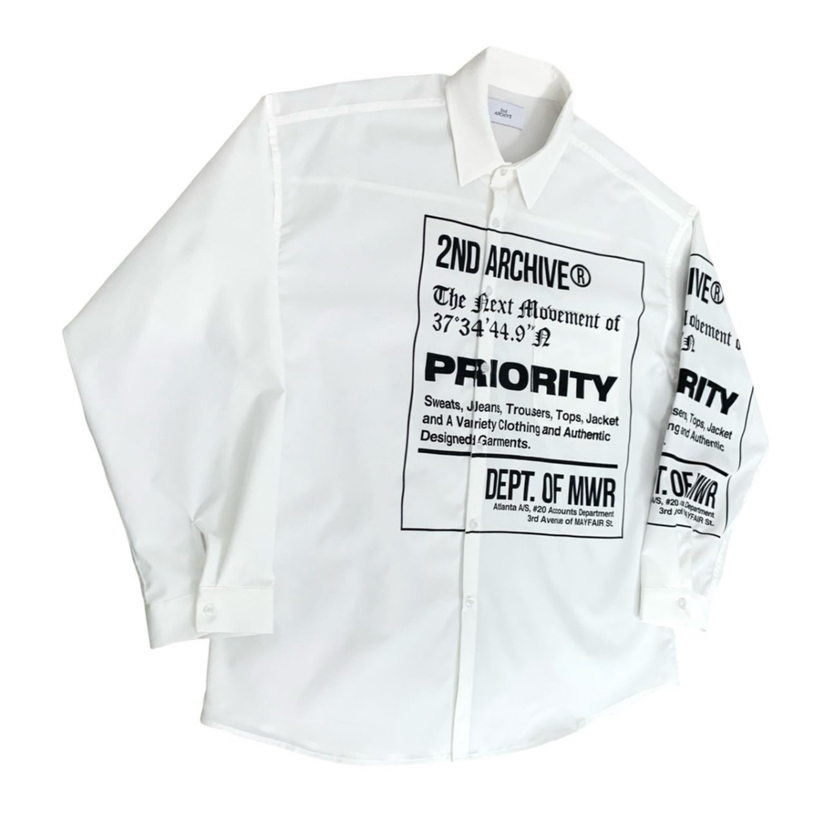 日常コーデに合わせやすいレタリングシャツの自然な写真