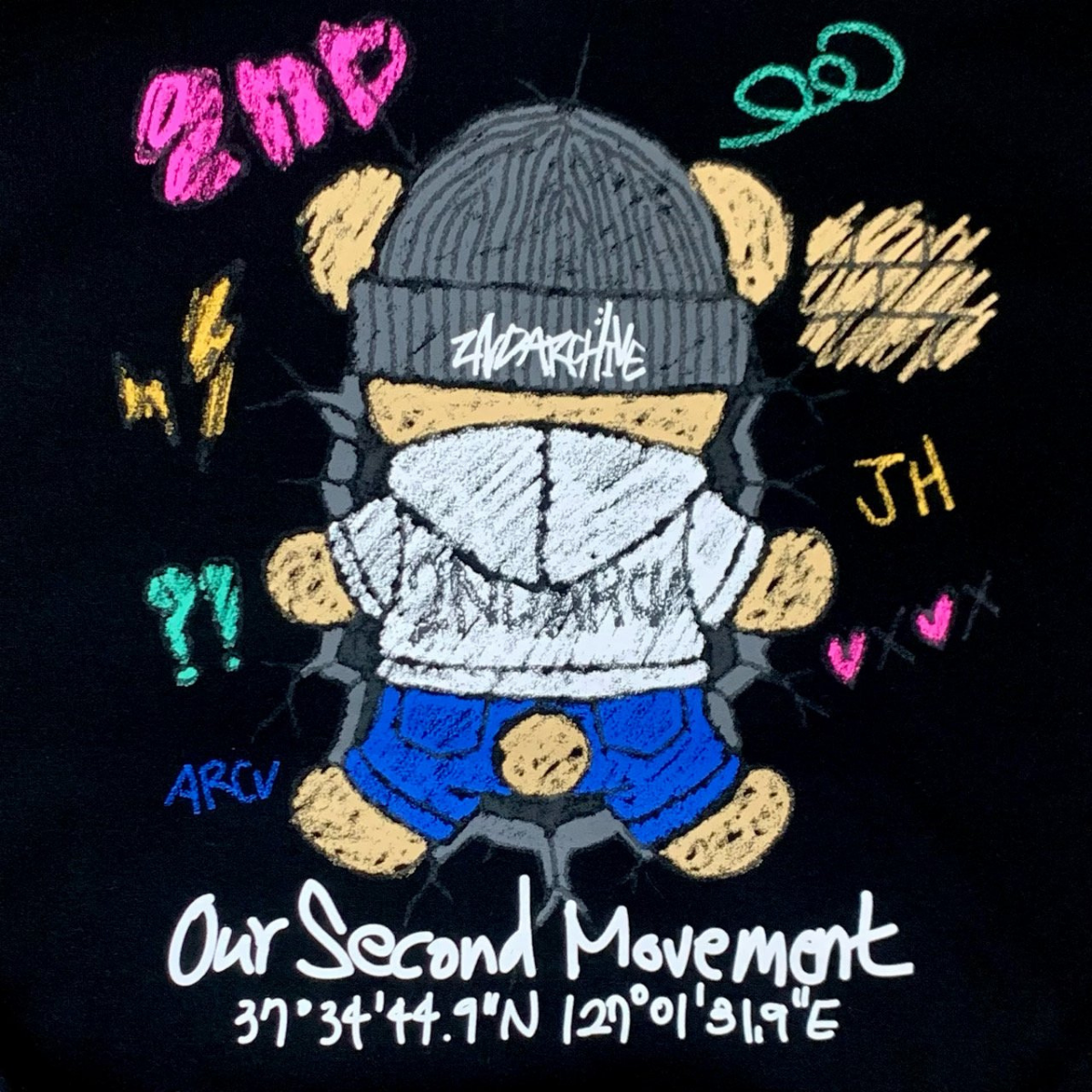 カジュアルな日常スタイルに合わせたベアパーカーの着用例