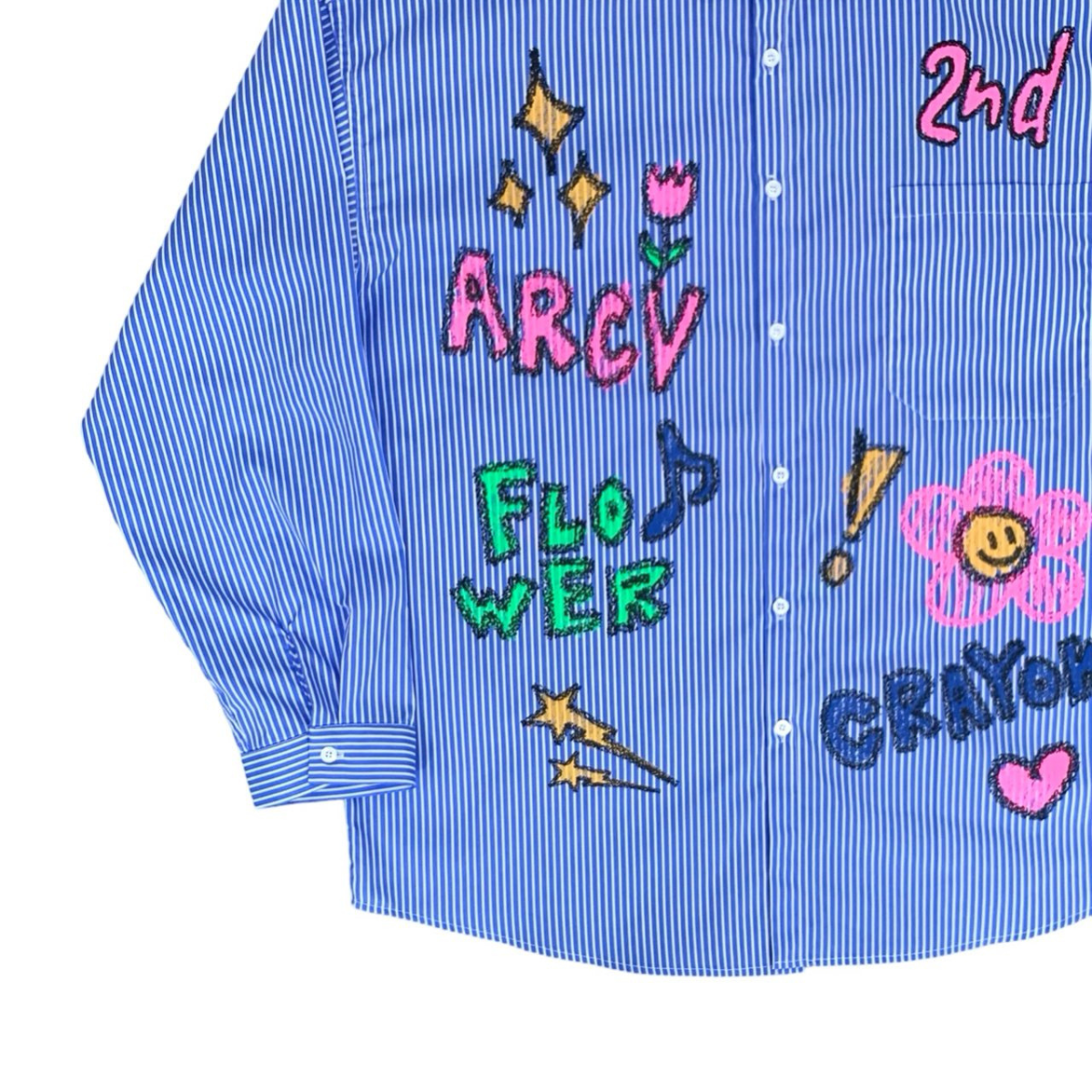 胸元プリントの線と色が鮮明に見えるディテールショット