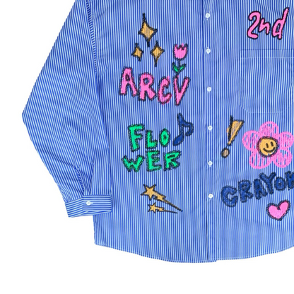 胸元プリントの線と色が鮮明に見えるディテールショット