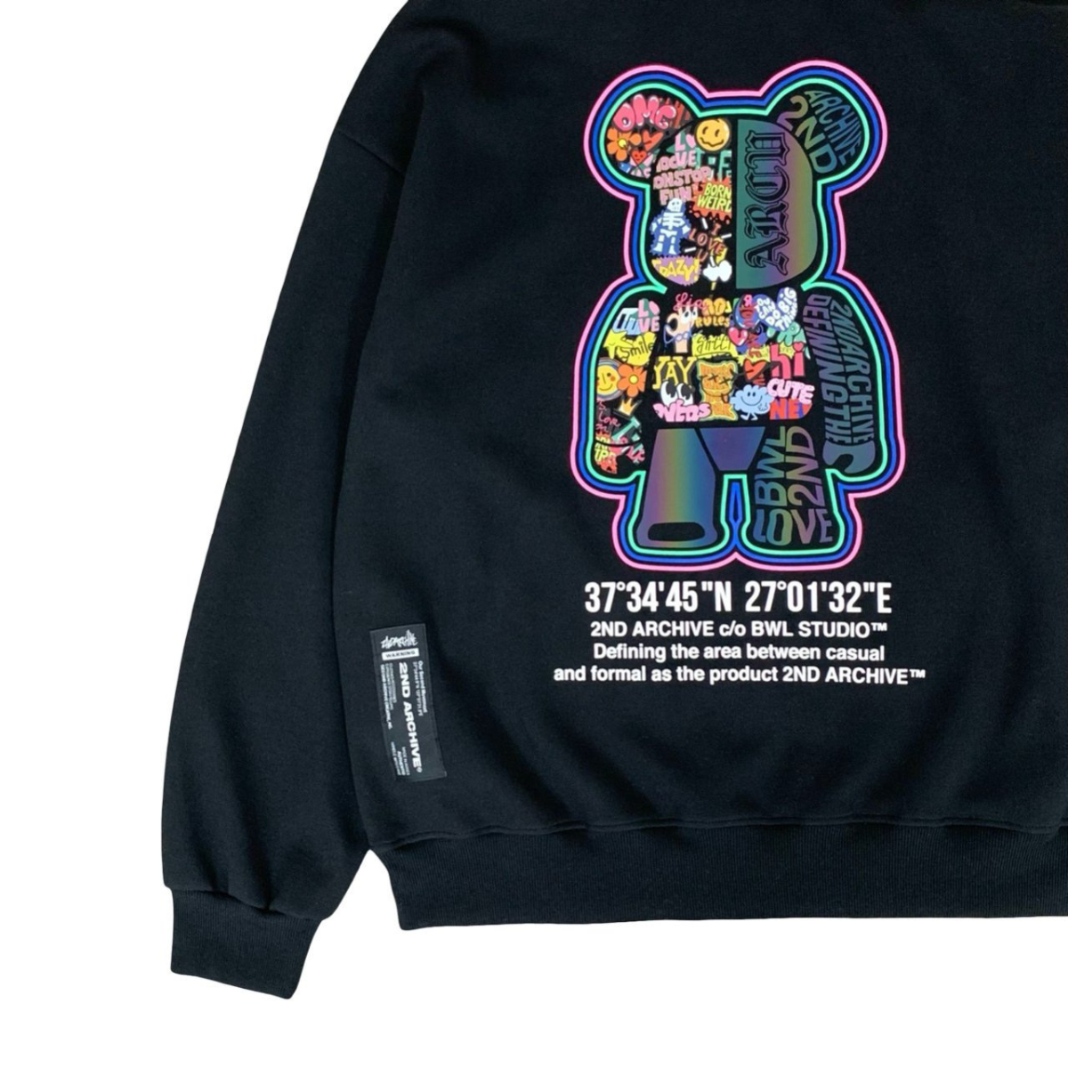 ブラウンパーカーのプリント部分を近距離で撮影したディテールショット