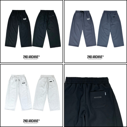 ライトグレーのパーカーの袖とリブ部分を写した素材ディテール