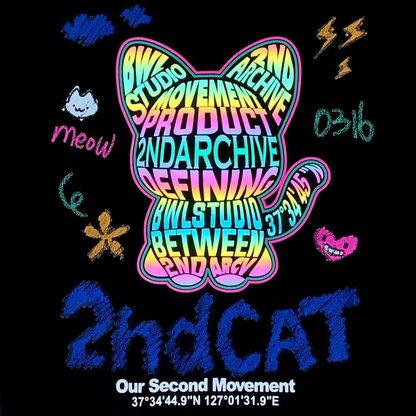 夜間照明で反射する2nd Catプリントを写したイメージカット