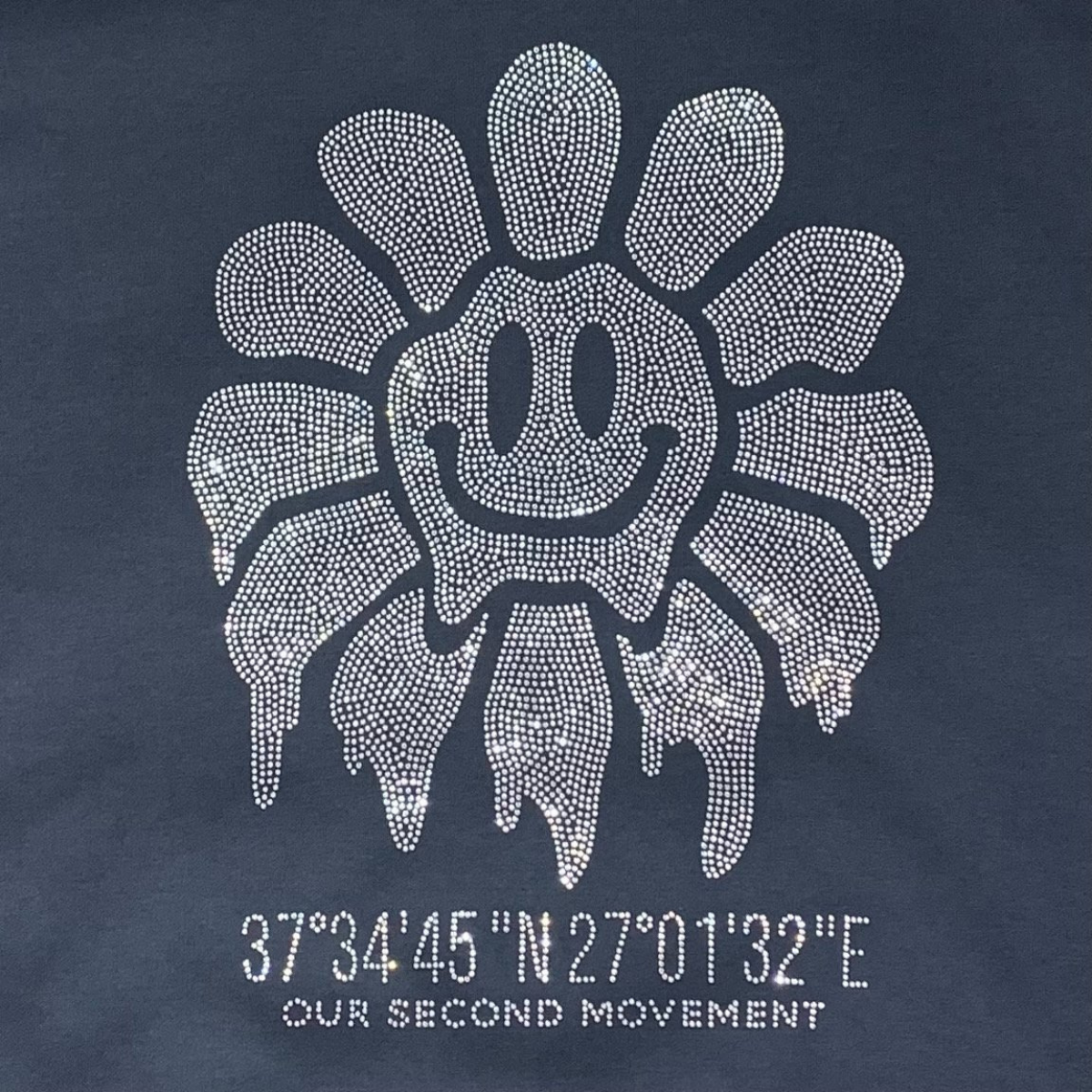 クリーム色のパーカーとパンツを合わせたセットアップコーデ