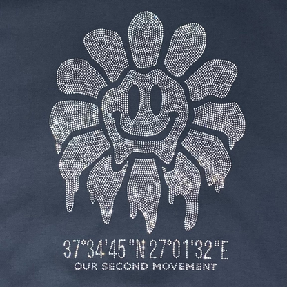 クリーム色のパーカーとパンツを合わせたセットアップコーデ