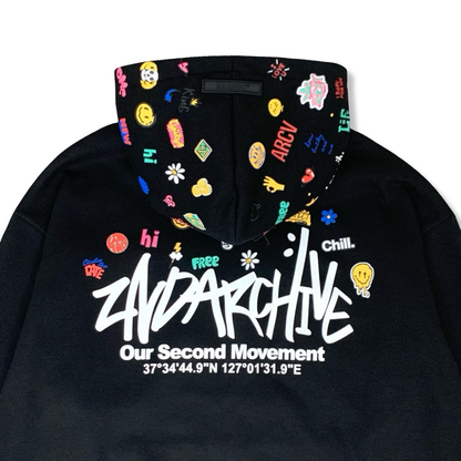 カジュアルな日常コーデに使えるライトグレーパーカーの着用例