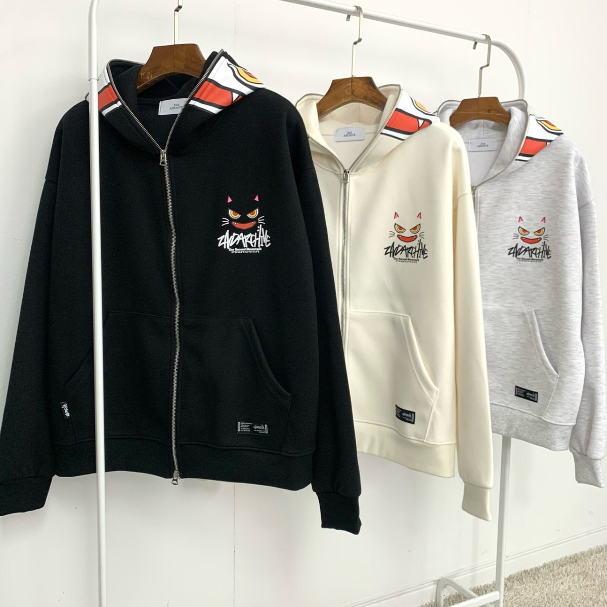 猫の顔が大きくプリントされたパーカーの平置き画像